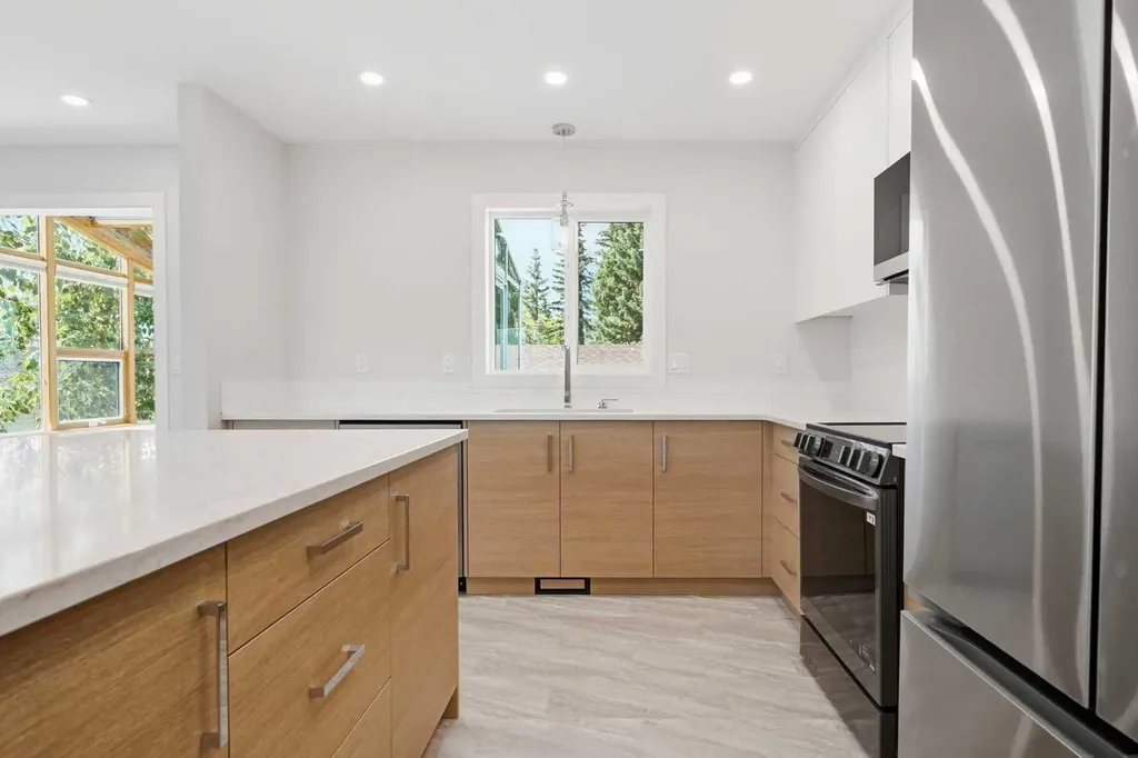 1018 10 Avenue SE High River AB T1V1L3