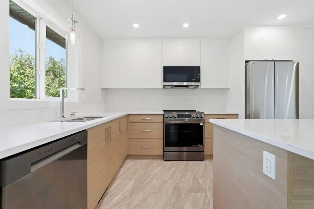 1018 10 Avenue SE High River AB T1V1L3