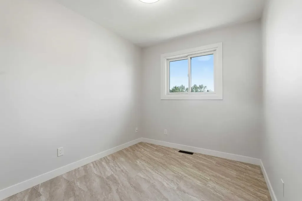1018 10 Avenue SE High River AB T1V1L3