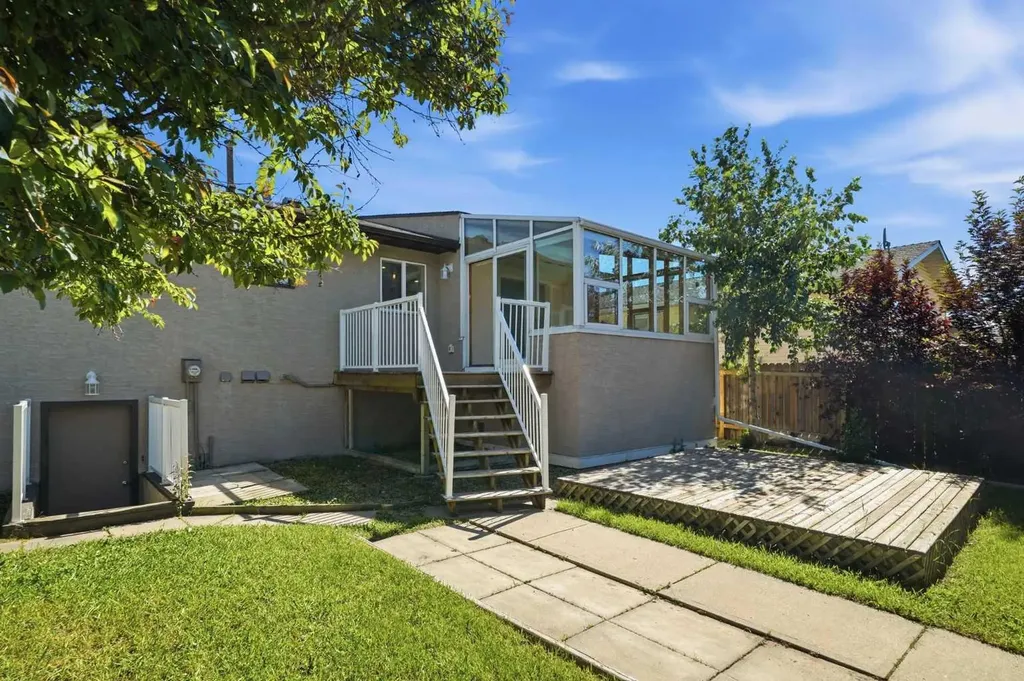 1018 10 Avenue SE High River AB T1V1L3