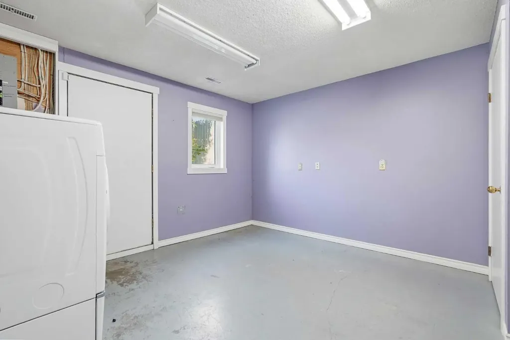 1018 10 Avenue SE High River AB T1V1L3