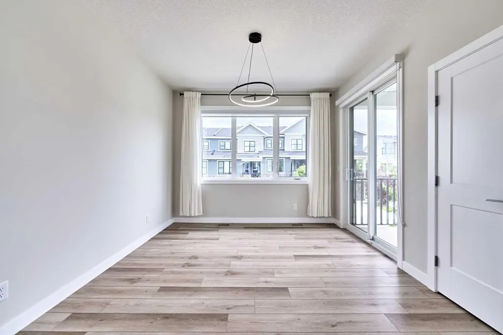 102 Crestridge Common SW Calgary AB T3B 6J5