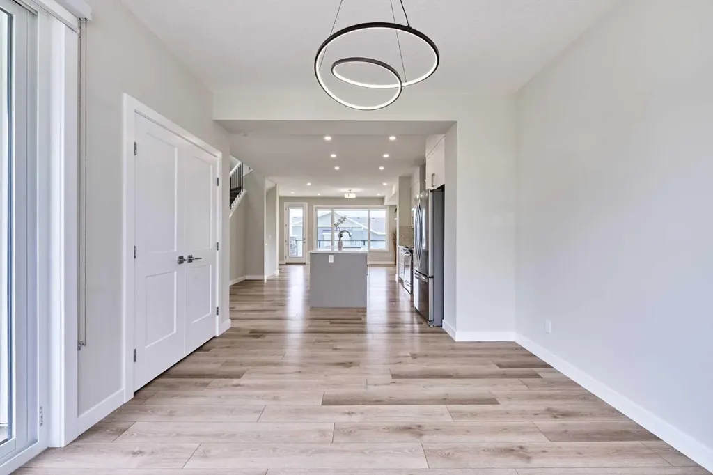 102 Crestridge Common SW Calgary AB T3B 6J5