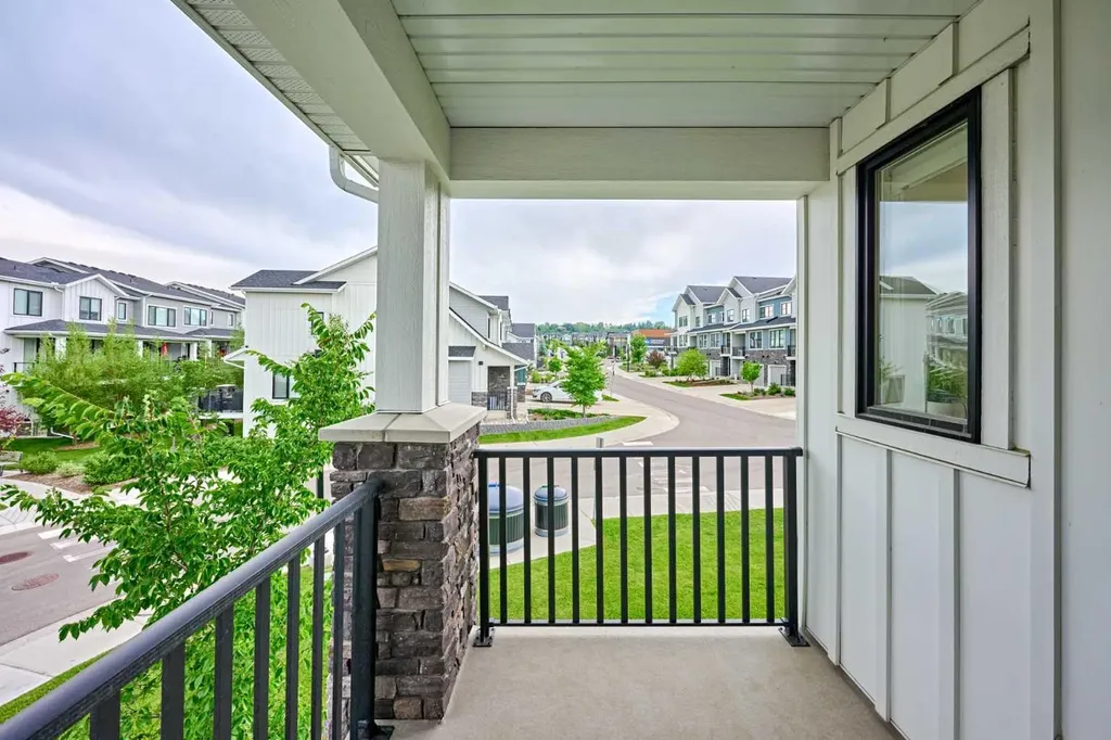 102 Crestridge Common SW Calgary AB T3B 6J5