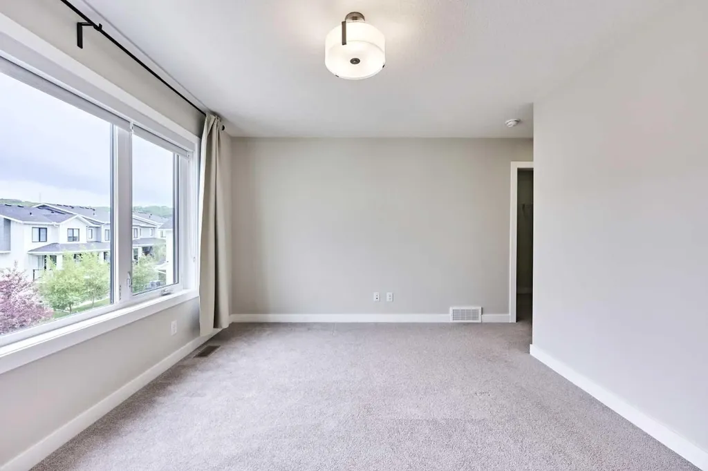 102 Crestridge Common SW Calgary AB T3B 6J5