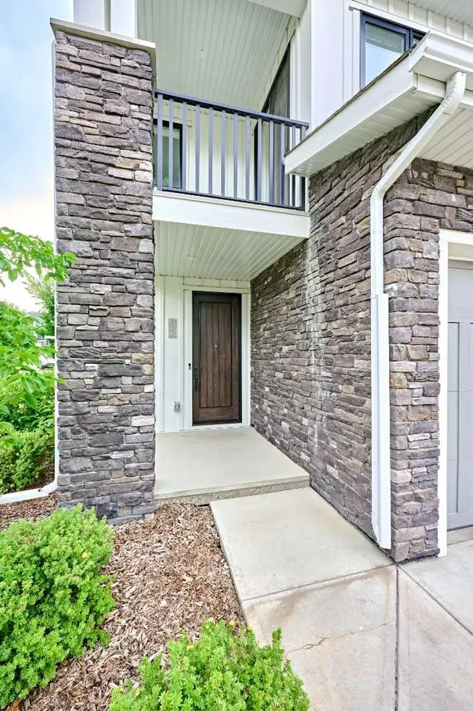 102 Crestridge Common SW Calgary AB T3B 6J5