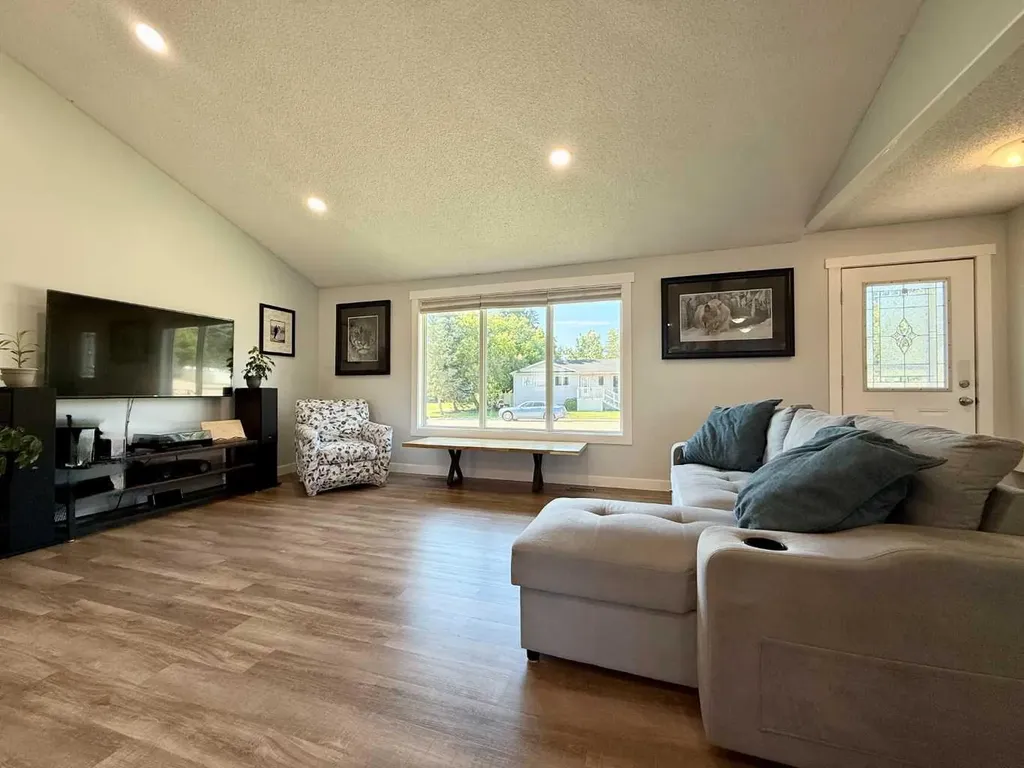 5008 4 Avenue Chauvin AB T0B 0V0