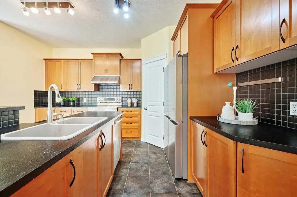 62 Crestmont Drive SW Calgary AB T3B 5X7
