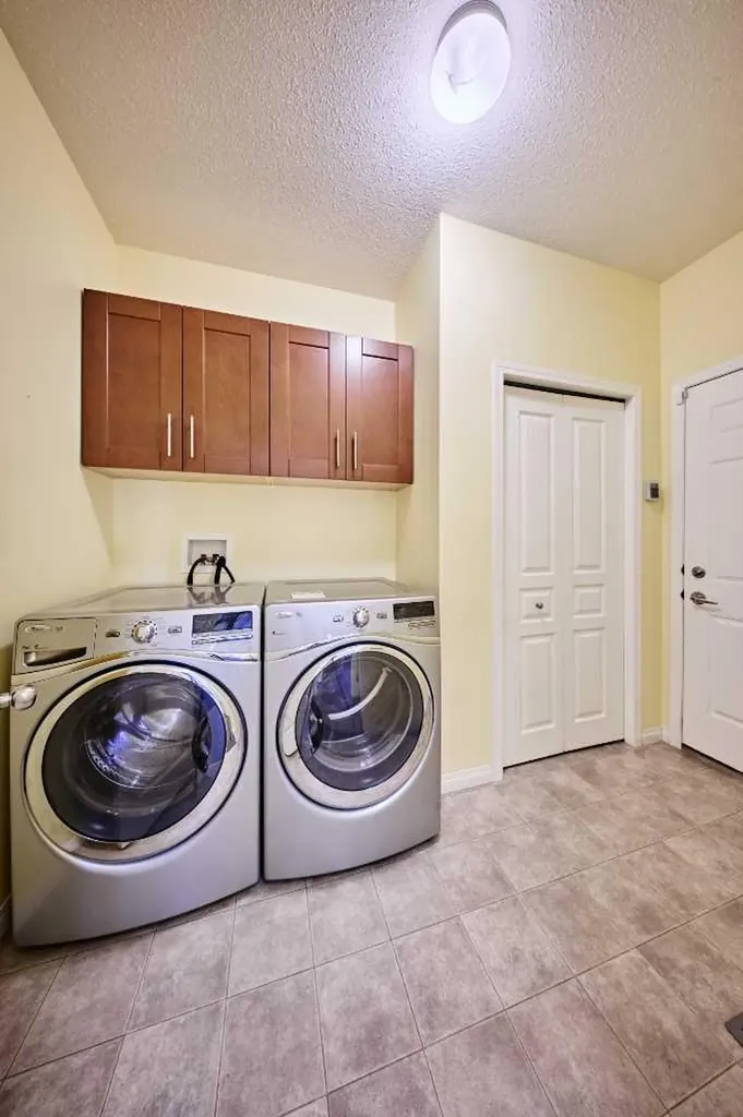 62 Crestmont Drive SW Calgary AB T3B 5X7