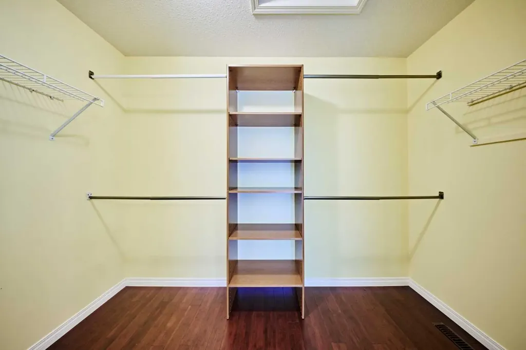 62 Crestmont Drive SW Calgary AB T3B 5X7