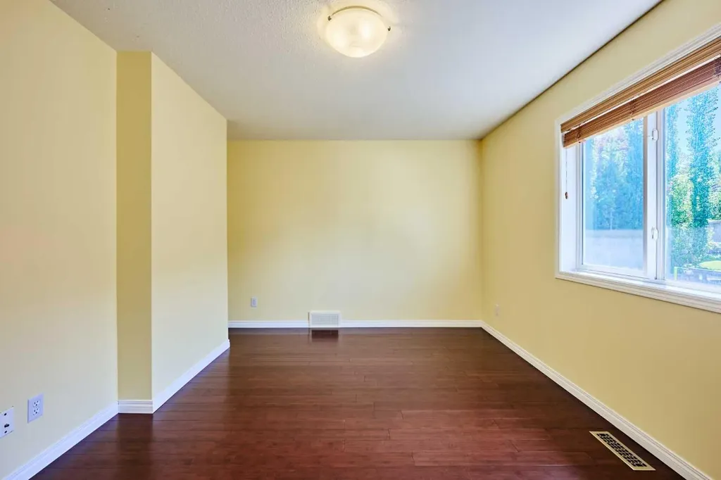 62 Crestmont Drive SW Calgary AB T3B 5X7