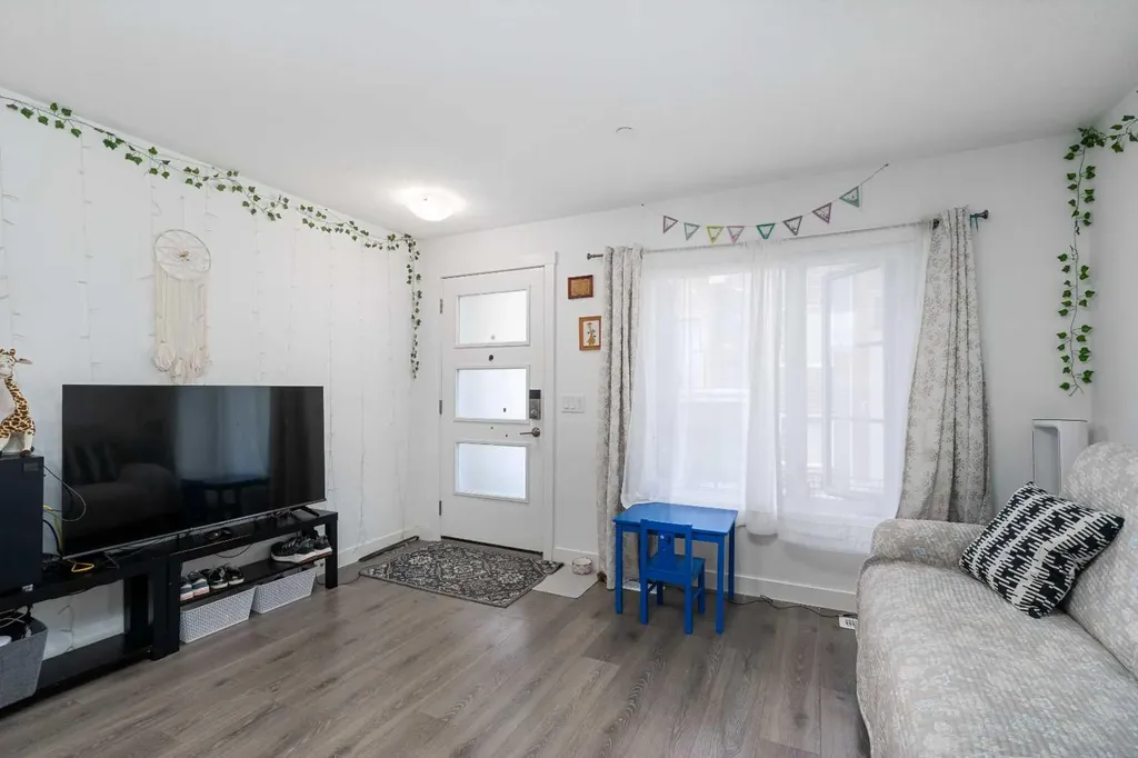 238 Livingston Common NE Calgary AB T3P1K1