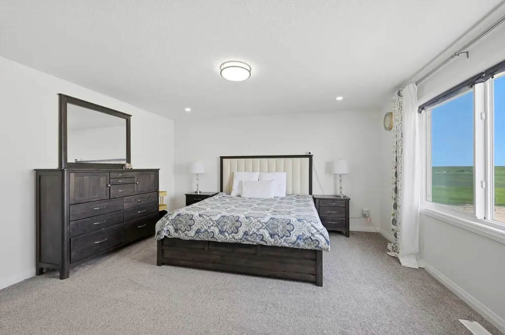 838 Edgefield Street Strathmore AB T0J 1Y0