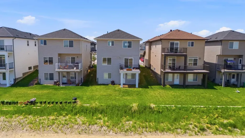 838 Edgefield Street Strathmore AB T0J 1Y0