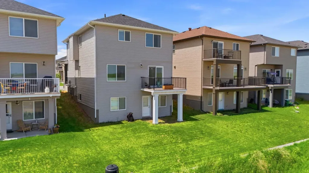 838 Edgefield Street Strathmore AB T0J 1Y0