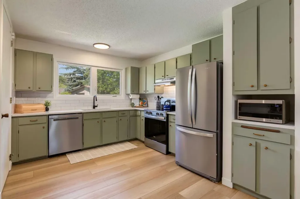 23 Deer Lane Place SE Calgary AB T2J 6B7