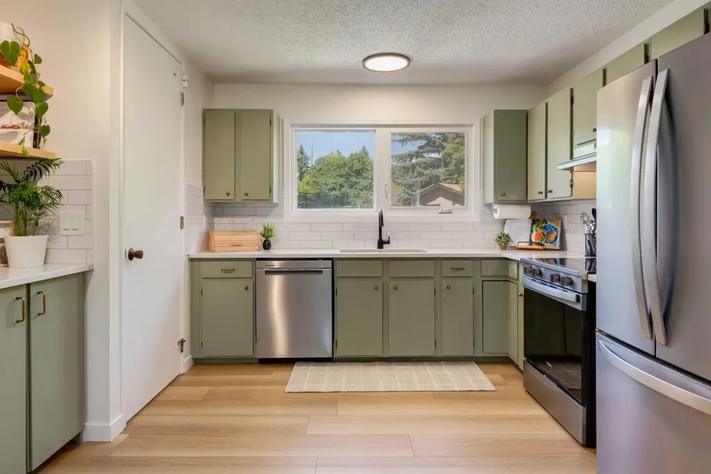 23 Deer Lane Place SE Calgary AB T2J 6B7