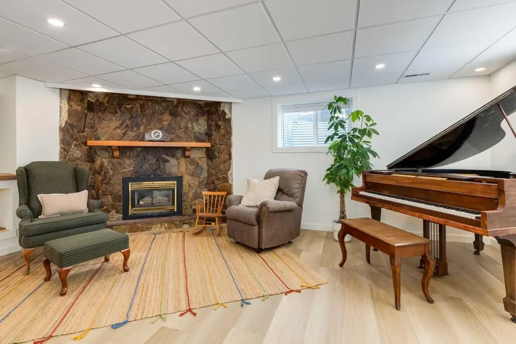 23 Deer Lane Place SE Calgary AB T2J 6B7