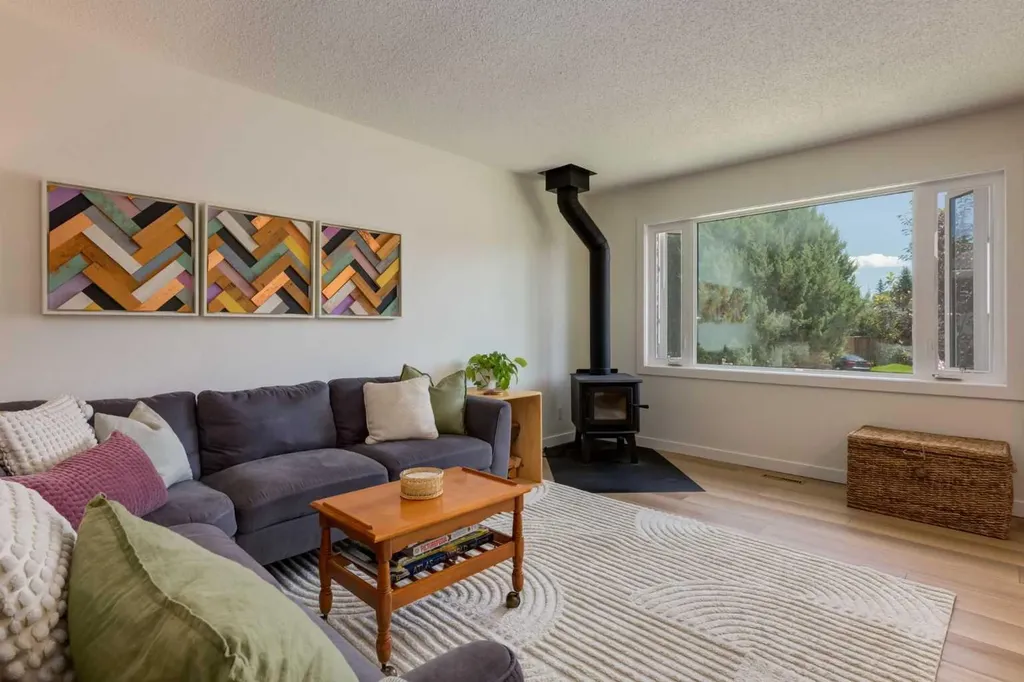 23 Deer Lane Place SE Calgary AB T2J 6B7