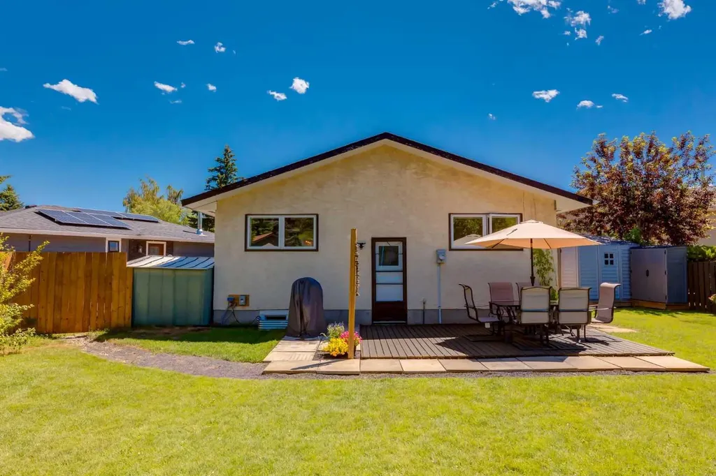 23 Deer Lane Place SE Calgary AB T2J 6B7