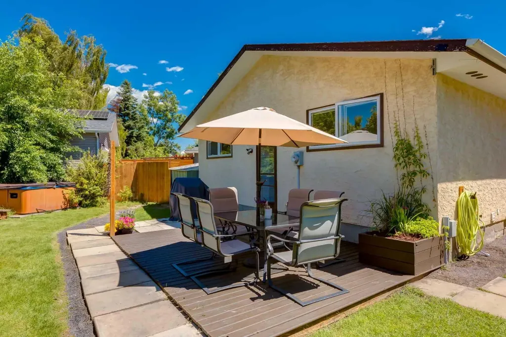 23 Deer Lane Place SE Calgary AB T2J 6B7