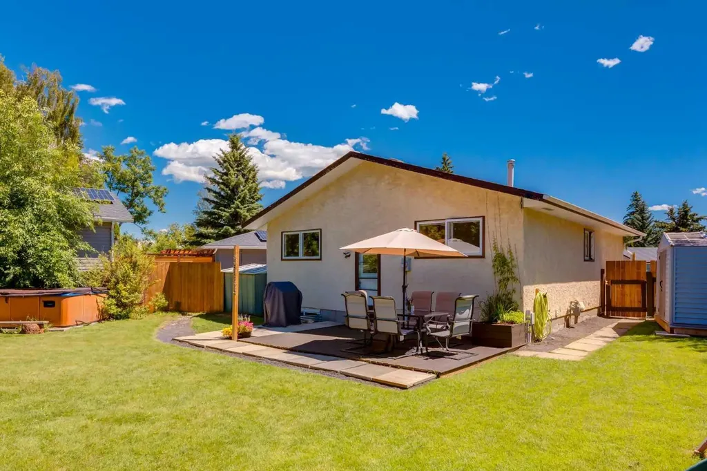 23 Deer Lane Place SE Calgary AB T2J 6B7