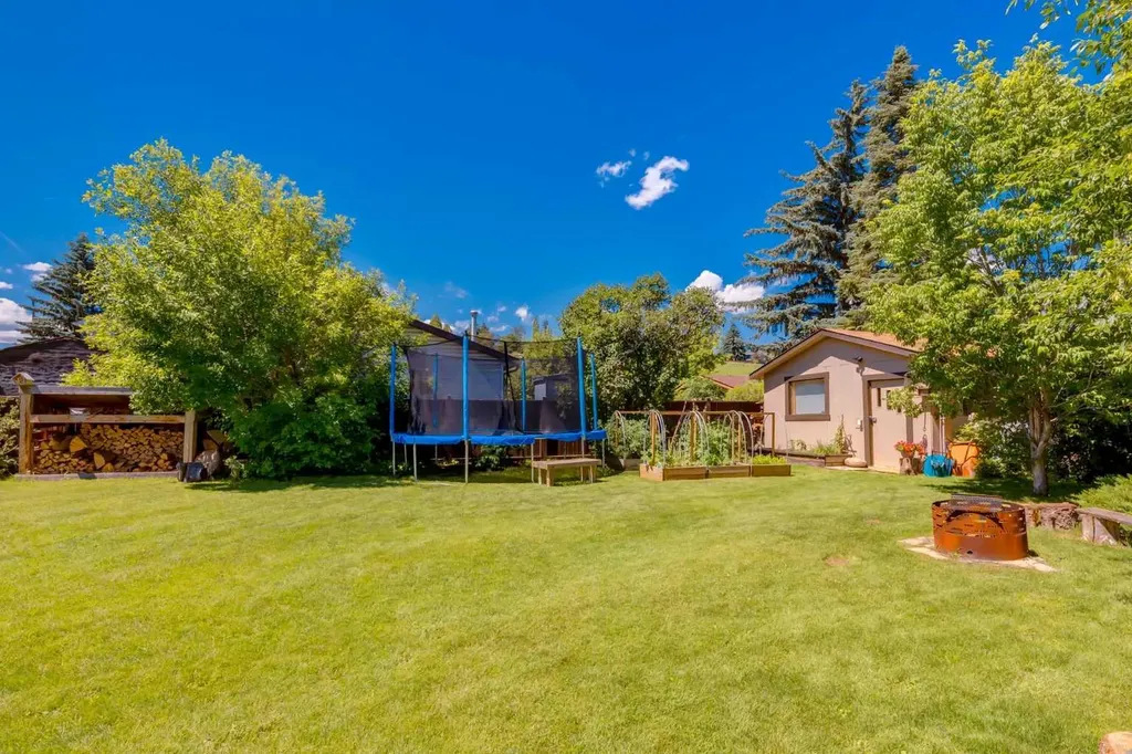 23 Deer Lane Place SE Calgary AB T2J 6B7