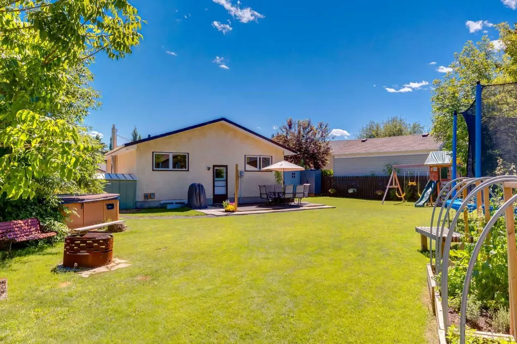23 Deer Lane Place SE Calgary AB T2J 6B7