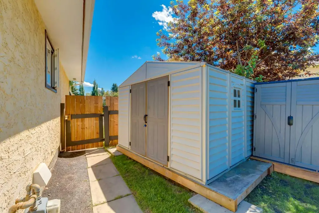 23 Deer Lane Place SE Calgary AB T2J 6B7