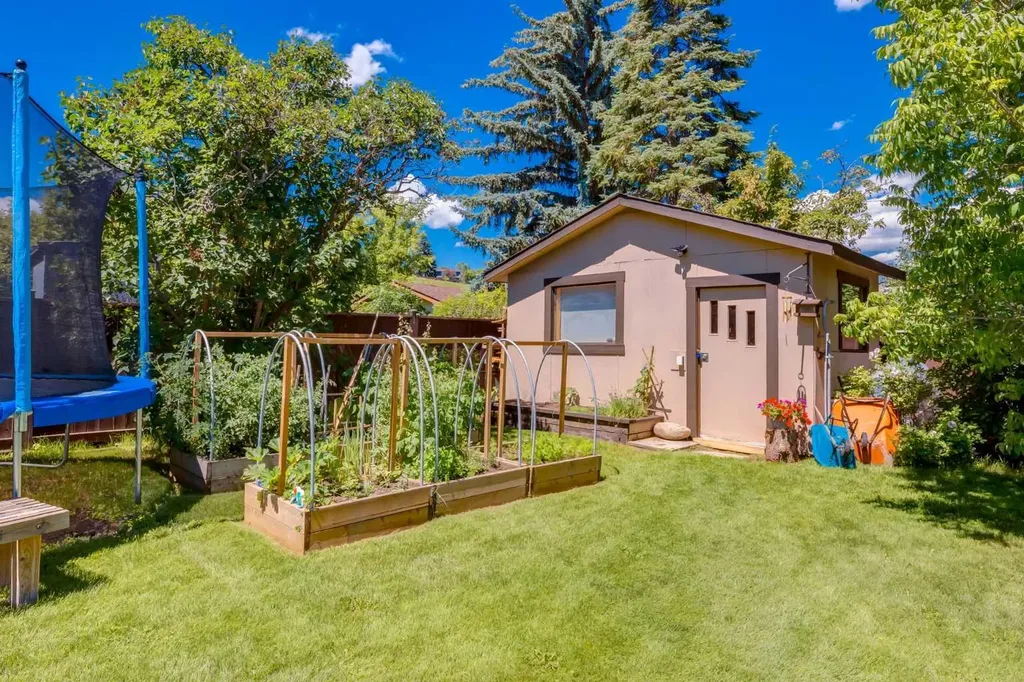 23 Deer Lane Place SE Calgary AB T2J 6B7