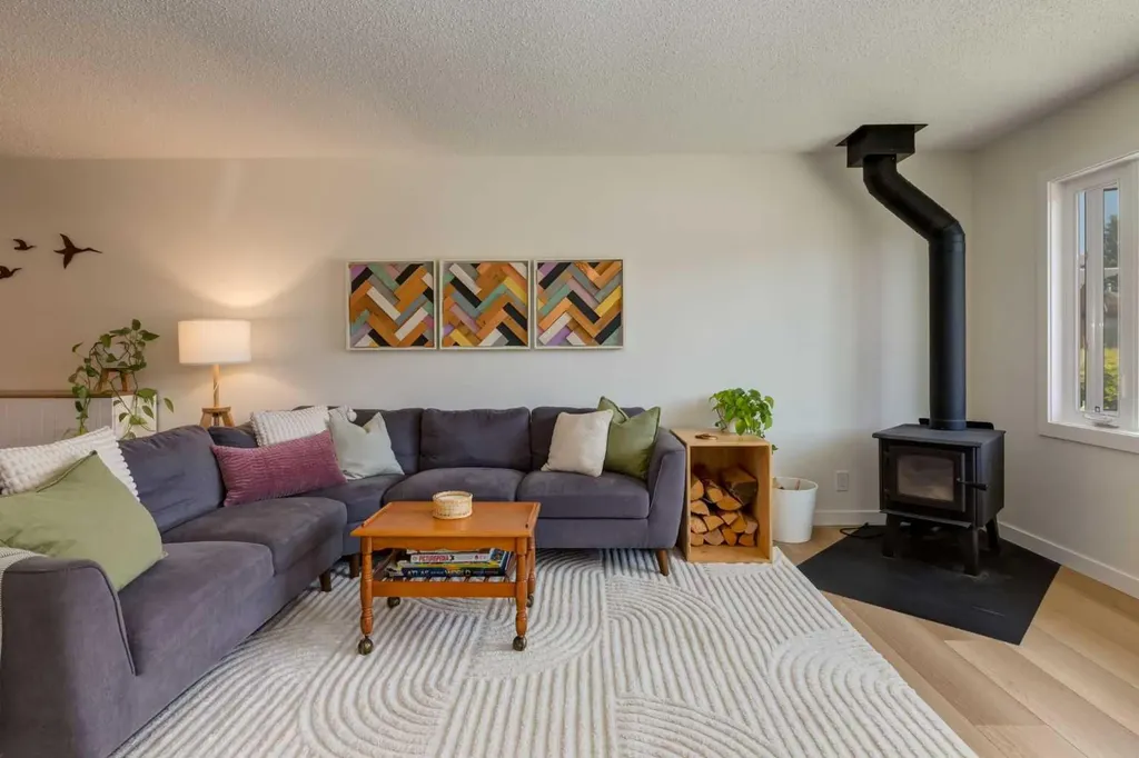 23 Deer Lane Place SE Calgary AB T2J 6B7