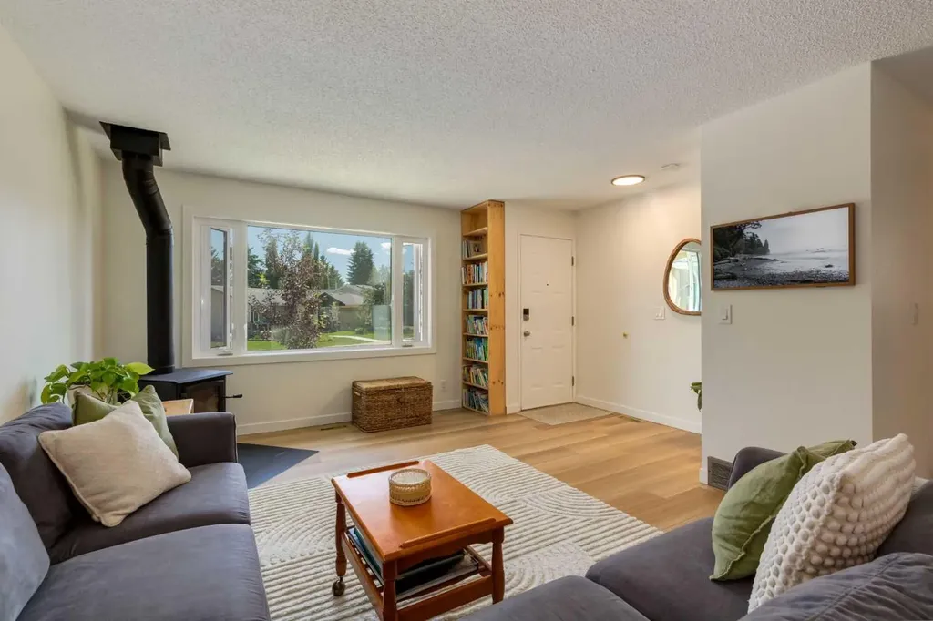 23 Deer Lane Place SE Calgary AB T2J 6B7