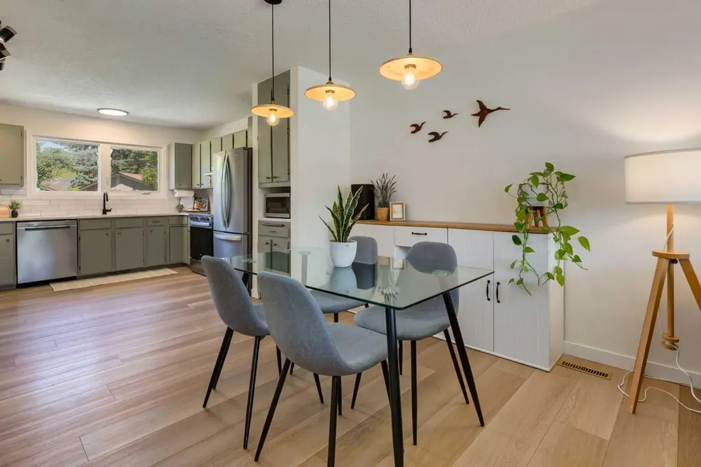 23 Deer Lane Place SE Calgary AB T2J 6B7