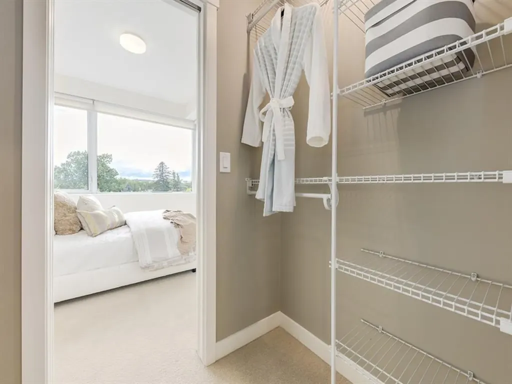 301 10 Street NW Calgary AB T2N 1V5