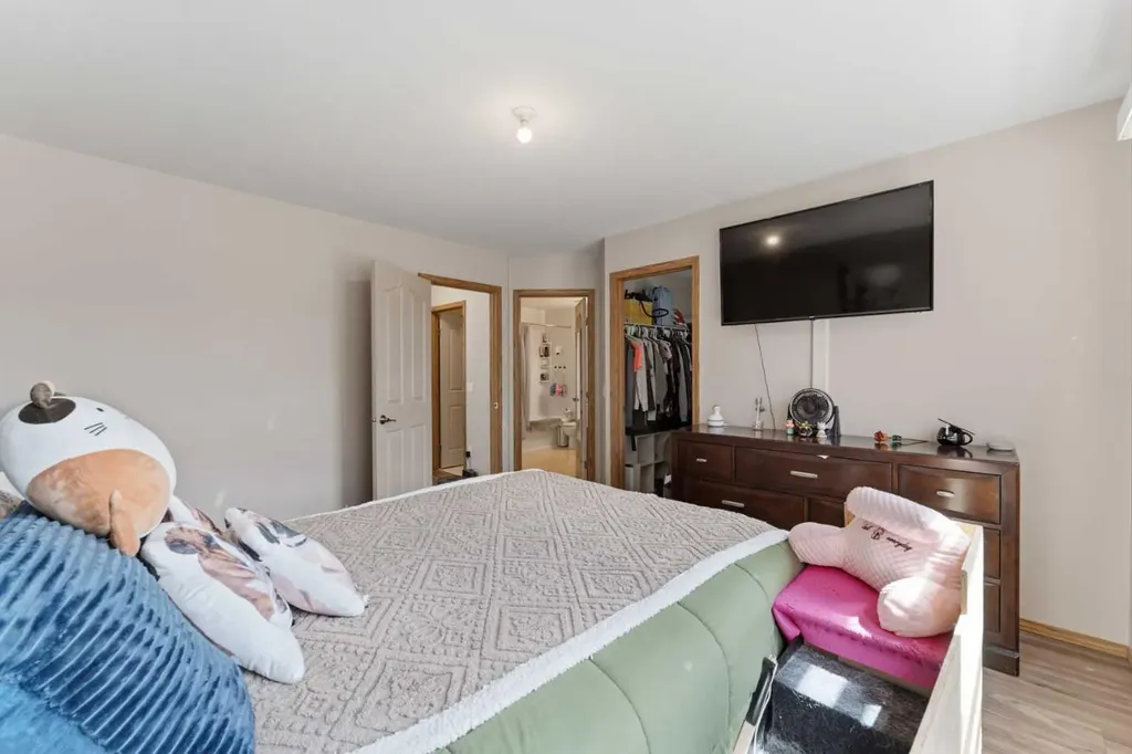 89 Everstone Way SW Calgary AB T2Y 4j6