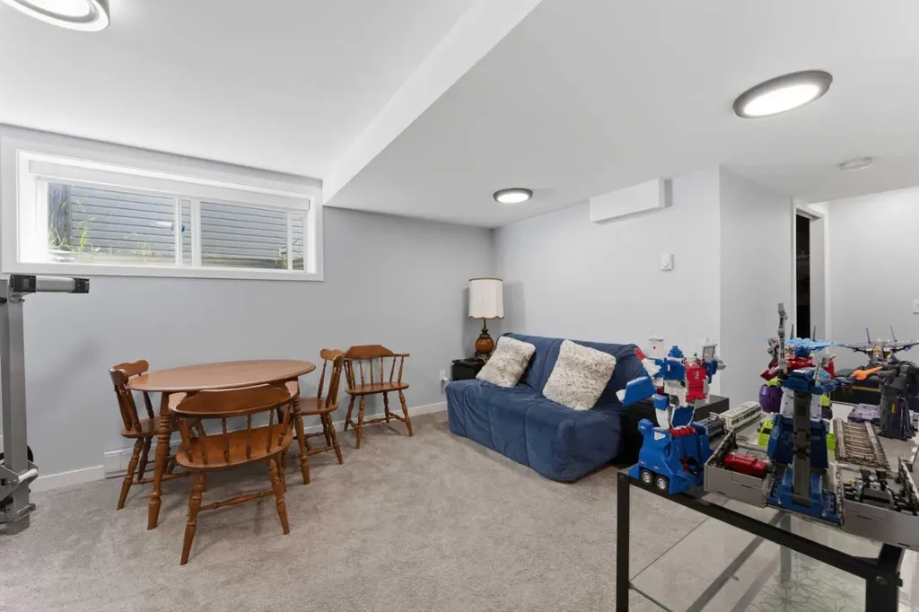89 Everstone Way SW Calgary AB T2Y 4j6