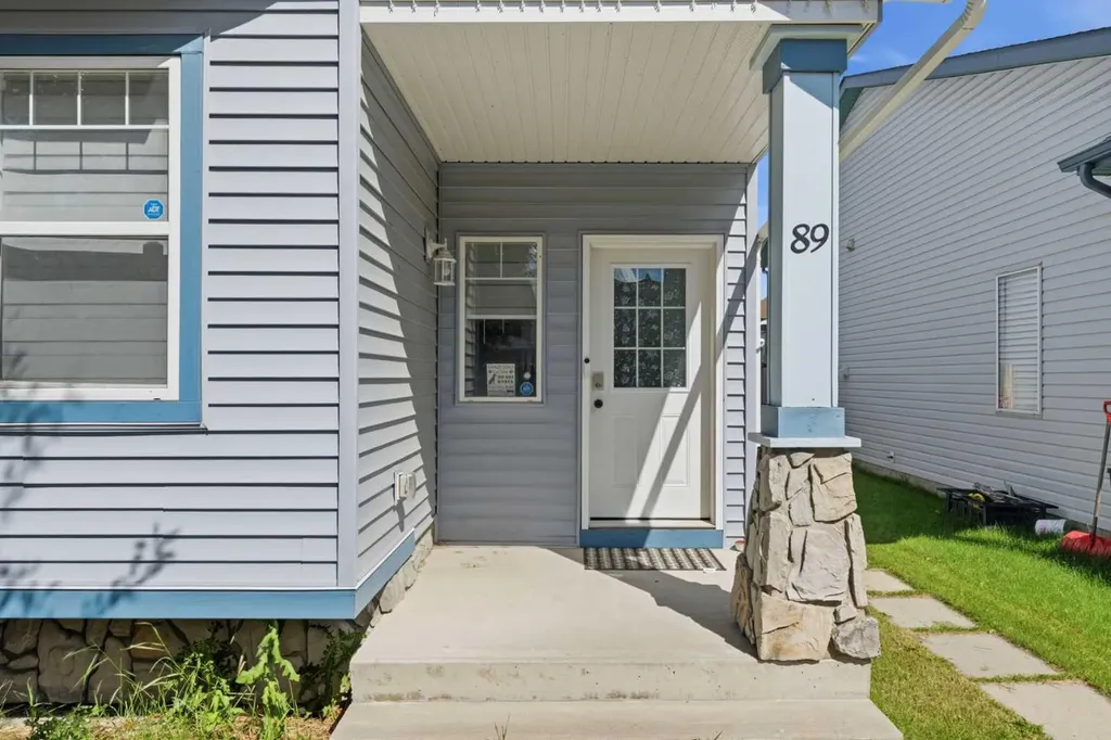 89 Everstone Way SW Calgary AB T2Y 4j6