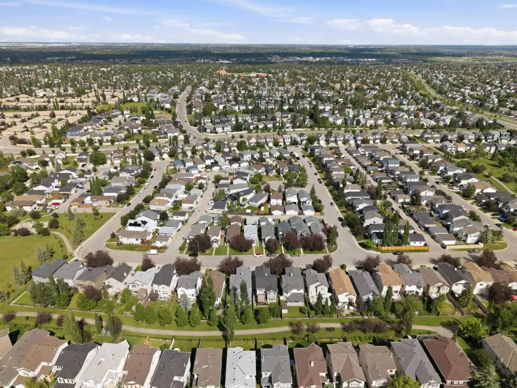 89 Everstone Way SW Calgary AB T2Y 4j6