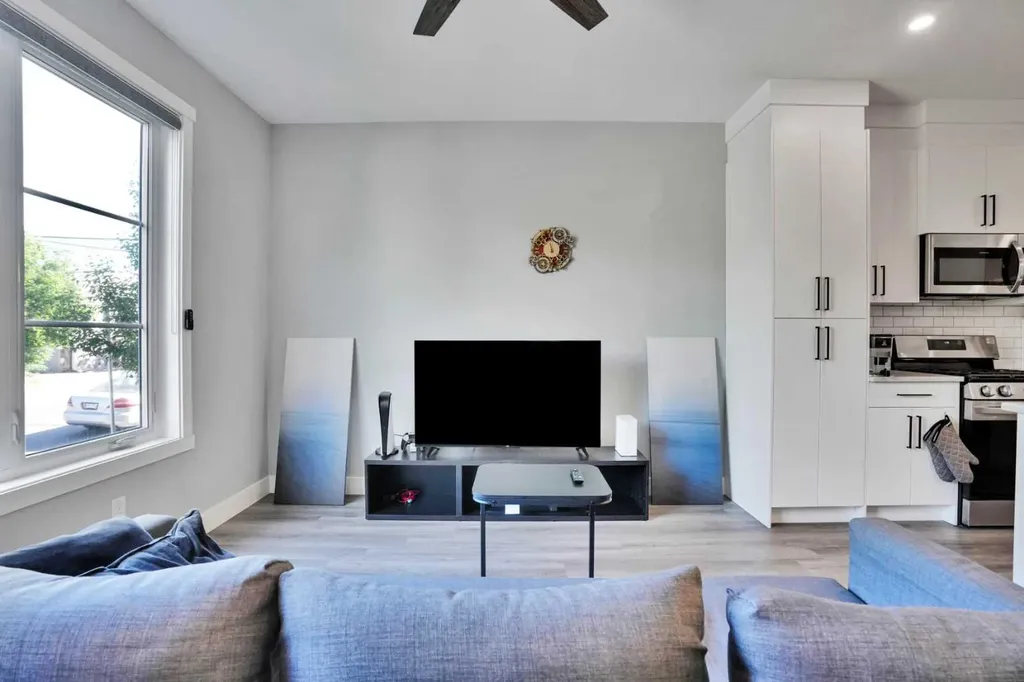 1757 45 Street NW Calgary AB T3B 0P2