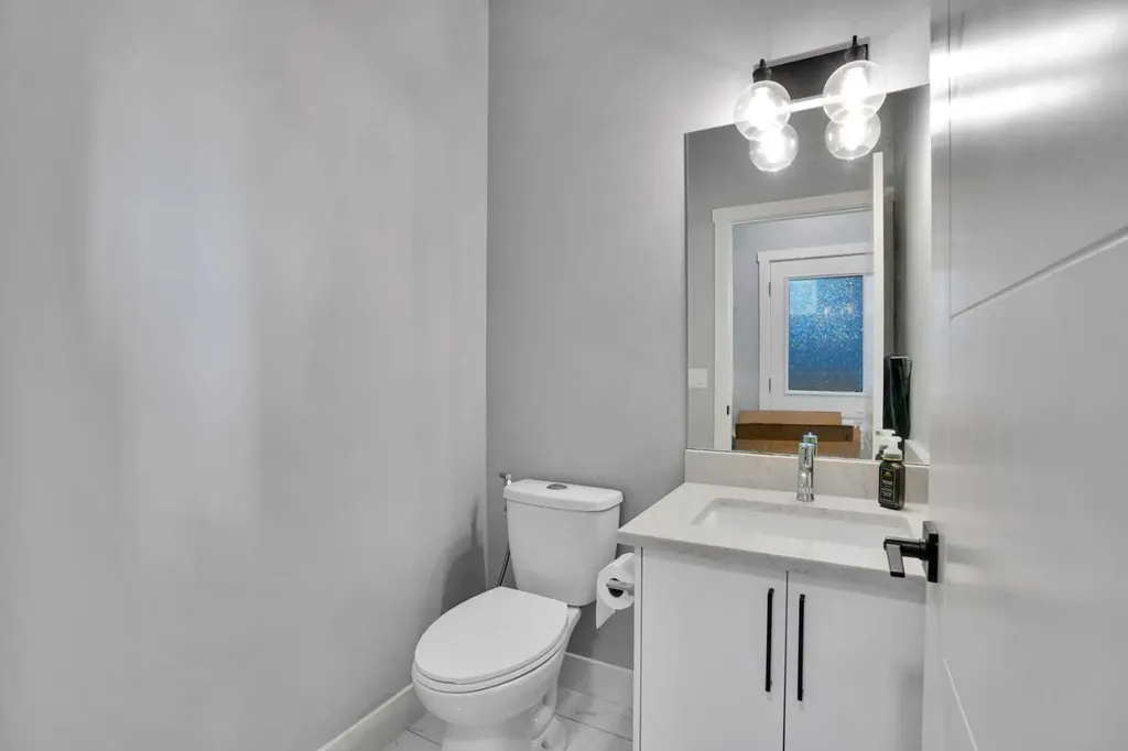 1757 45 Street NW Calgary AB T3B 0P2