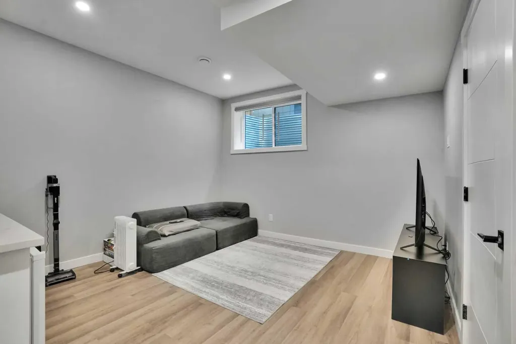 1757 45 Street NW Calgary AB T3B 0P2