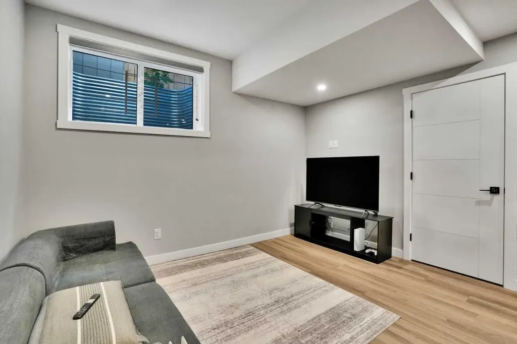 1757 45 Street NW Calgary AB T3B 0P2