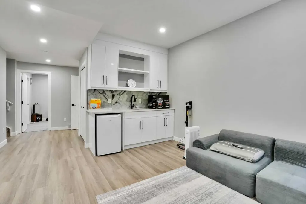 1757 45 Street NW Calgary AB T3B 0P2