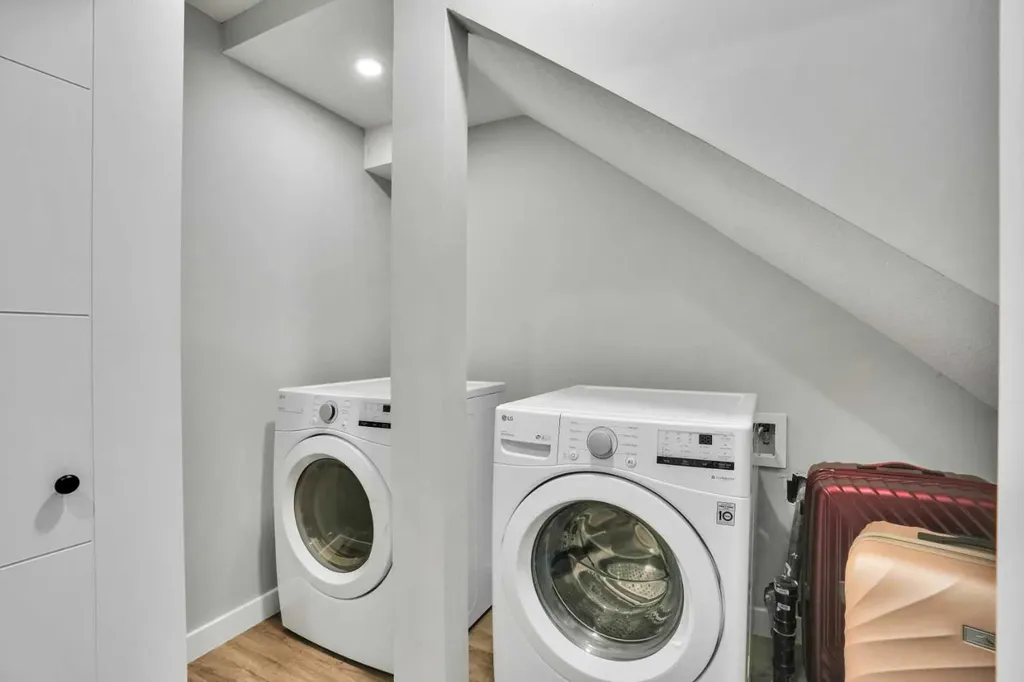 1757 45 Street NW Calgary AB T3B 0P2