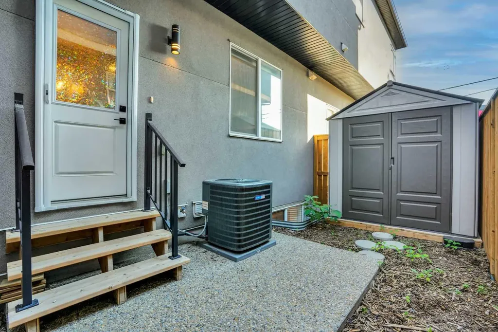1757 45 Street NW Calgary AB T3B 0P2