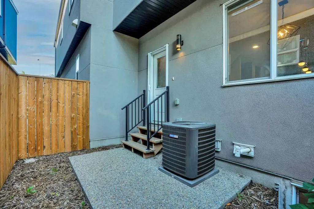 1757 45 Street NW Calgary AB T3B 0P2