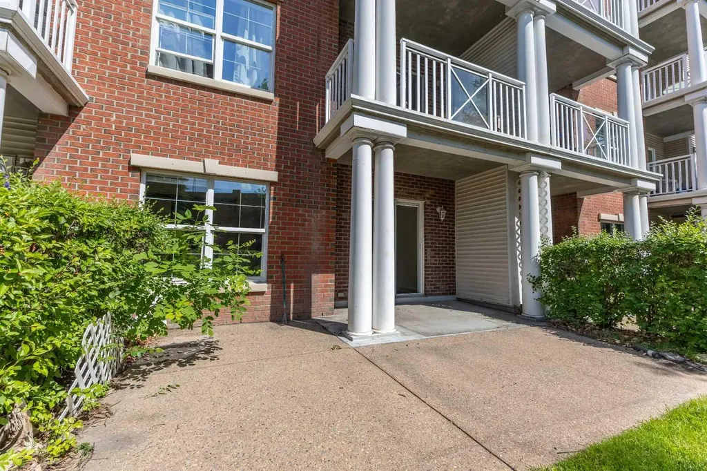 5605 Henwood Street SW Calgary AB T3E 7R1