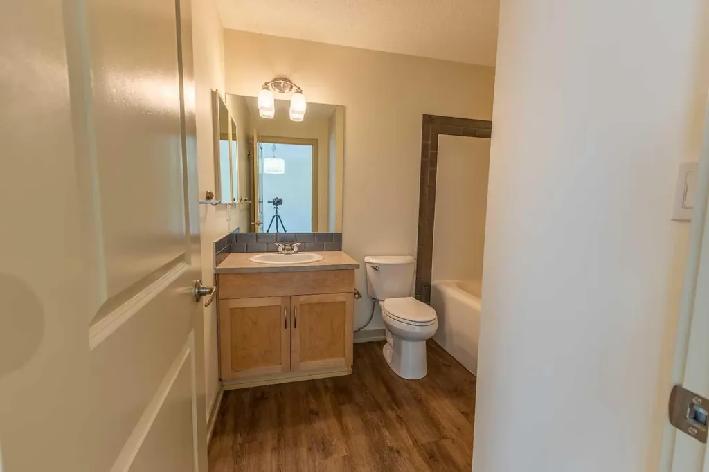 5605 Henwood Street SW Calgary AB T3E 7R1