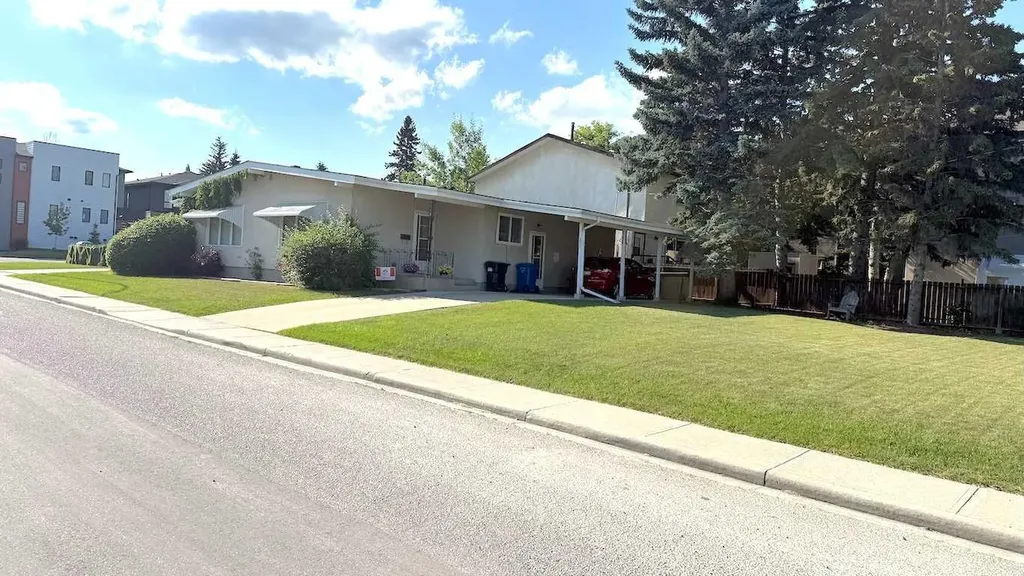 3014, 3016 25 Avenue SW Calgary AB T2E 0K4