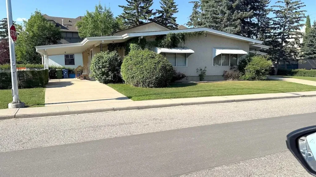 3014, 3016 25 Avenue SW Calgary AB T2E 0K4